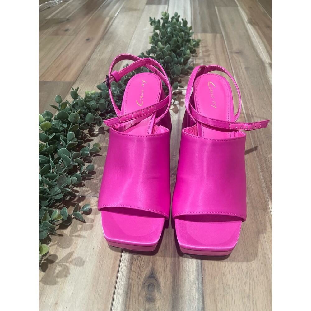 Circus Ny woman’s hot pink size 8 heels brand new never worn